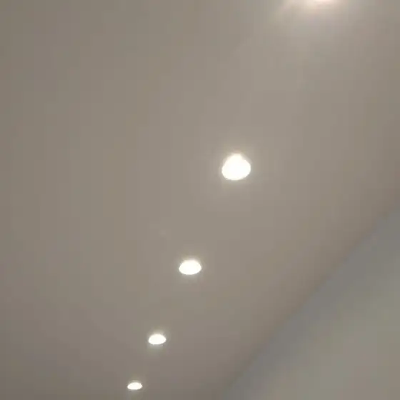 Ndriçim i montuar në një ambient të brendshëm