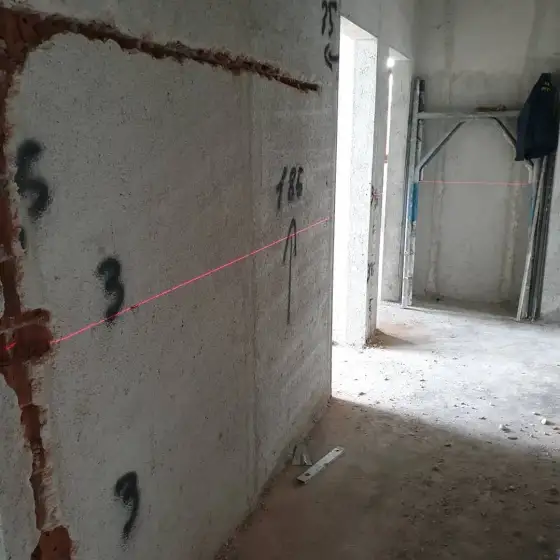 Kabllo dhe tuba elektrikë të vendosur në ndërtesë, para mbylljes së mureve ose dyshemesë