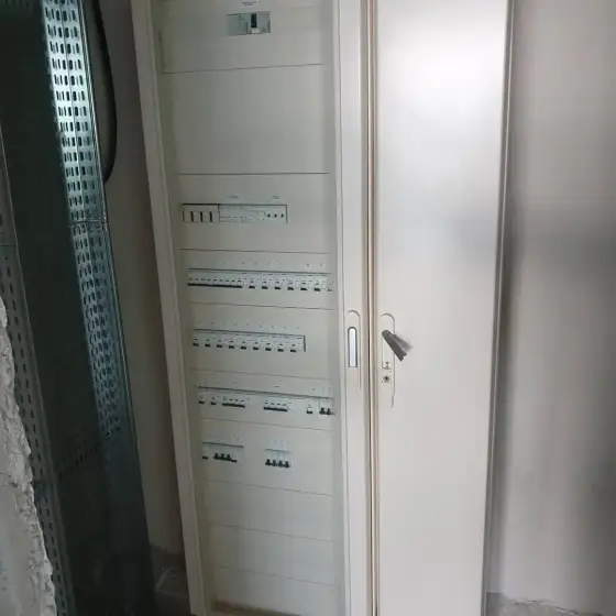 Panel elektrik me siguresa dhe pajisje mbrojtjeje