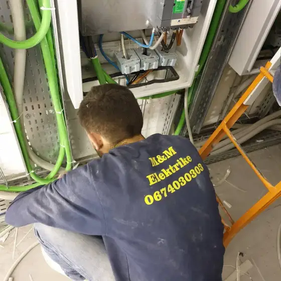Panel elektrik me siguresa dhe pajisje mbrojtjeje