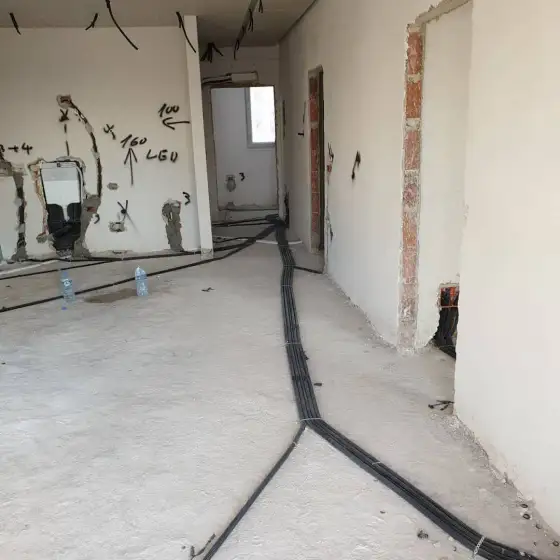 Kabllo dhe tuba elektrikë të vendosur në ndërtesë, para mbylljes së mureve ose dyshemesë