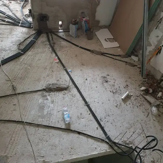 Tuba dhe kabllo elektrikë të shtruar në ambient në ndërtim