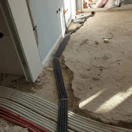 Kabllo dhe tuba elektrikë të vendosur në ndërtesë, para mbylljes së mureve ose dyshemesë