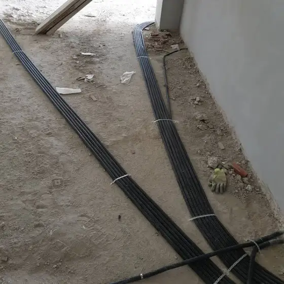 Tuba dhe kabllo elektrikë të shtruar në ambient në ndërtim