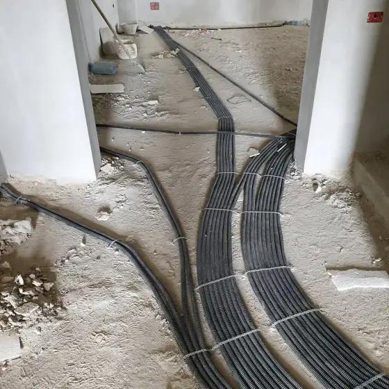 Kabllo dhe tuba elektrikë të vendosur në ndërtesë, para mbylljes së mureve ose dyshemesë