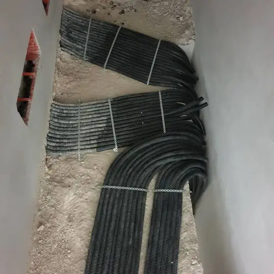 Kabllo dhe tuba elektrikë të vendosur në ndërtesë, para mbylljes së mureve ose dyshemesë