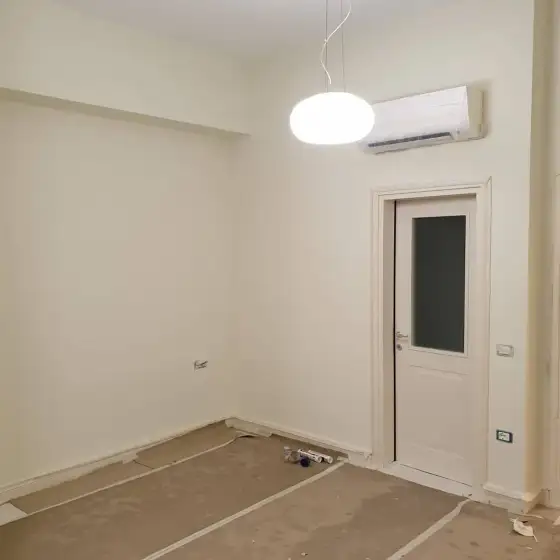 Ndriçim në tavan ose mur në një ambient të brendshëm të ndriçuar