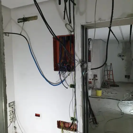 Kabllo dhe tuba elektrikë të vendosur në ndërtesë, para mbylljes së mureve ose dyshemesë