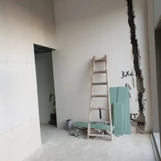 Kabllo dhe tuba elektrikë të vendosur në ndërtesë, para mbylljes së mureve ose dyshemesë