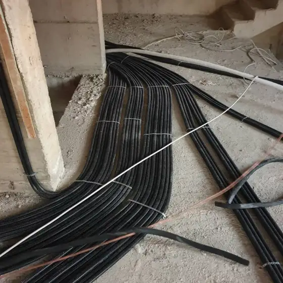 Kabllo dhe tuba elektrikë të vendosur në ndërtesë, para mbylljes së mureve ose dyshemesë