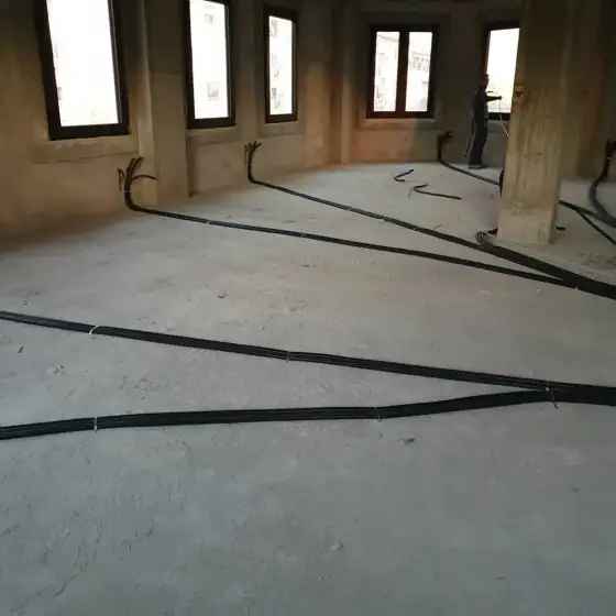Kabllo dhe tuba elektrikë të vendosur në ndërtesë, para mbylljes së mureve ose dyshemesë