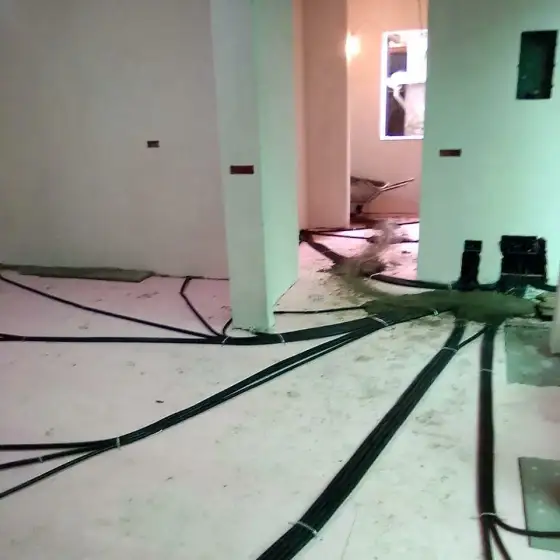 Kabllo dhe tuba elektrikë të vendosur në ndërtesë, para mbylljes së mureve ose dyshemesë
