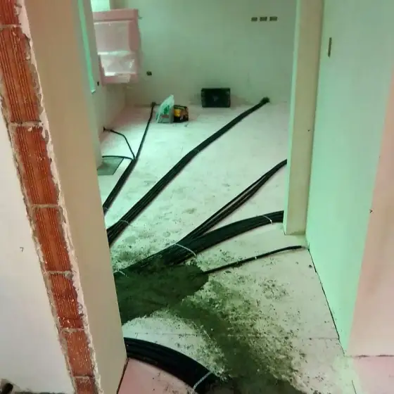Kabllo dhe tuba elektrikë të vendosur në ndërtesë, para mbylljes së mureve ose dyshemesë
