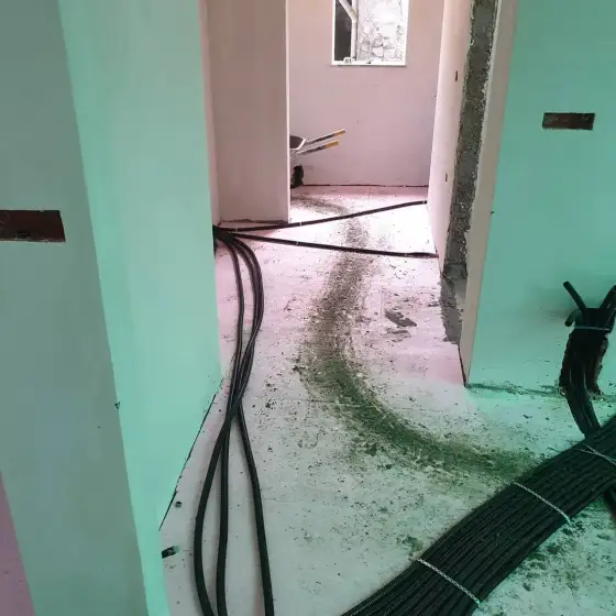 Kabllo dhe tuba elektrikë të vendosur në ndërtesë, para mbylljes së mureve ose dyshemesë