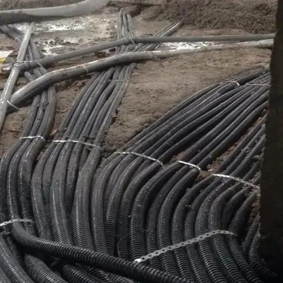 Tuba dhe kabllo elektrikë të shtruar në ambient në ndërtim