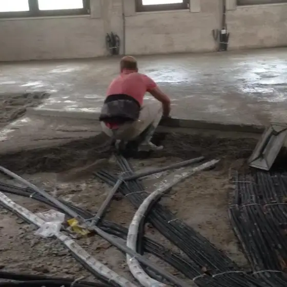 Kabllo dhe tuba elektrikë të vendosur në ndërtesë, para mbylljes së mureve ose dyshemesë