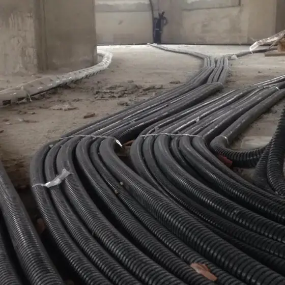 Kabllo dhe tuba elektrikë të vendosur në ndërtesë, para mbylljes së mureve ose dyshemesë