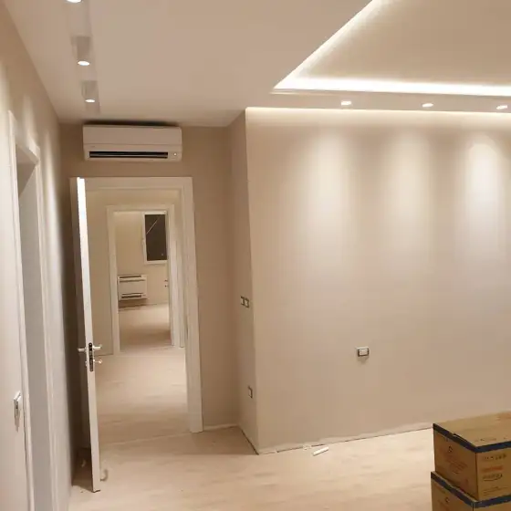 Ndriçim në tavan ose mur në një ambient të brendshëm të ndriçuar