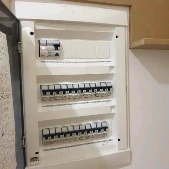 Panel elektrik me siguresa dhe pajisje mbrojtjeje