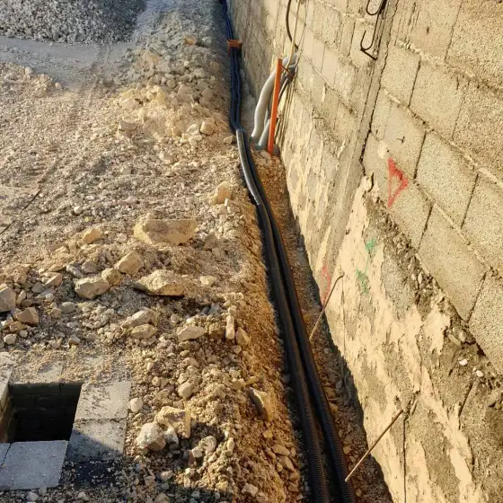 Kabllo dhe tuba elektrikë të vendosur në ndërtesë, para mbylljes së mureve ose dyshemesë