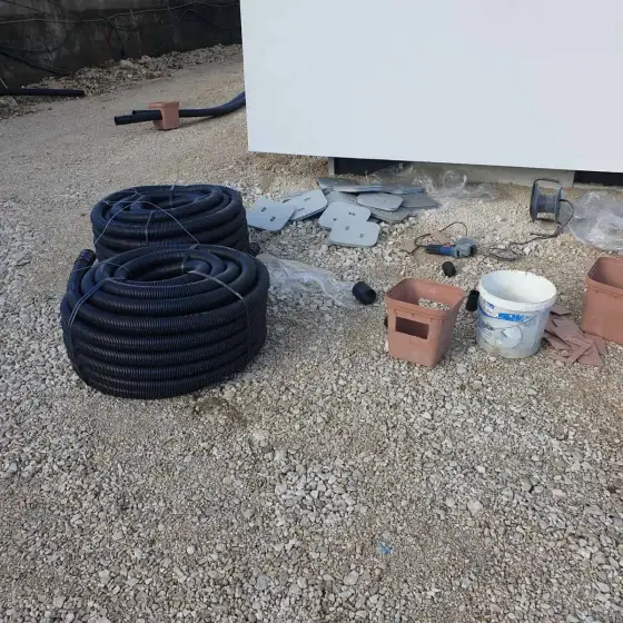Kabllo dhe tuba elektrikë të vendosur në ndërtesë, para mbylljes së mureve ose dyshemesë