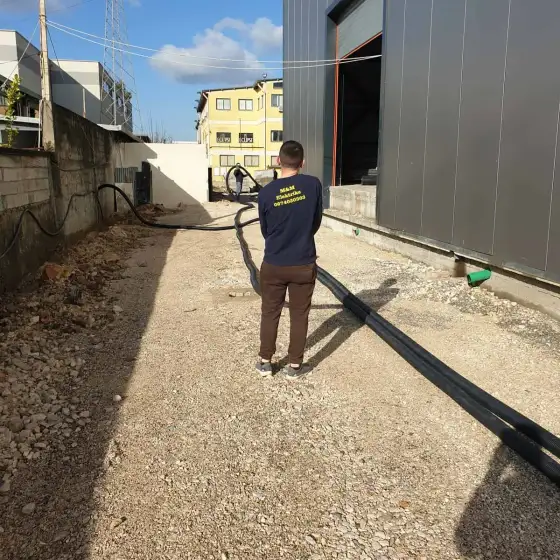 Kabllo dhe tuba elektrikë të vendosur jashtë ndërtesës
