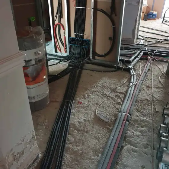 Tuba dhe kabllo elektrikë të shtruar në ambient në ndërtim
