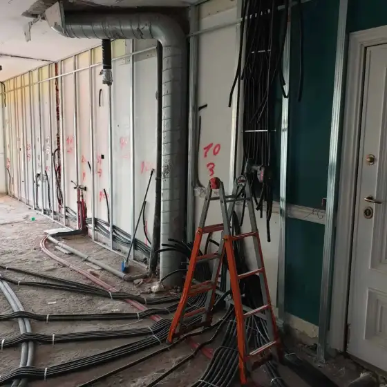 Kabllo dhe tuba elektrikë të vendosur në ndërtesë, para mbylljes së mureve ose dyshemesë