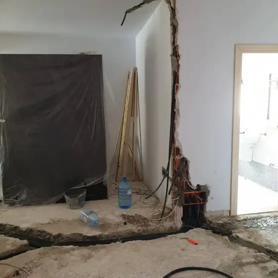 Kabllo dhe tuba elektrikë të vendosur në ndërtesë, para mbylljes së mureve ose dyshemesë