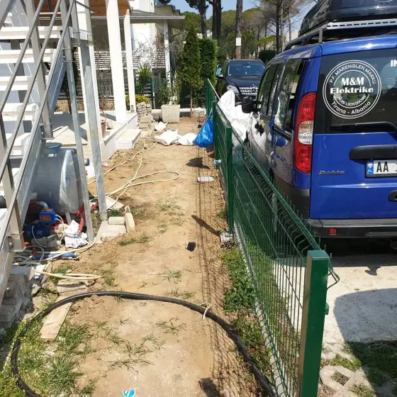 Kabllo dhe tuba elektrikë të vendosur në ndërtesë, para mbylljes së mureve ose dyshemesë