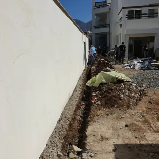 Kabllo dhe tuba elektrikë të vendosur në ndërtesë, para mbylljes së mureve ose dyshemesë