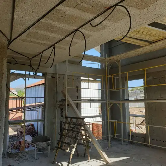 Tuba dhe kabllo elektrikë të shtruar në ambient në ndërtim
