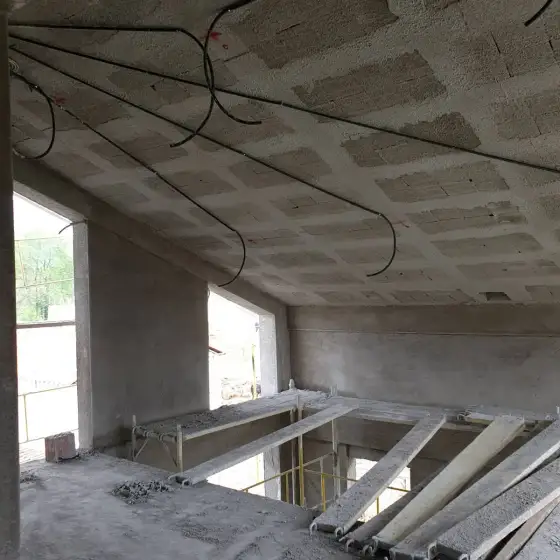 Kabllo dhe tuba elektrikë të vendosur në ndërtesë, para mbylljes së mureve ose dyshemesë