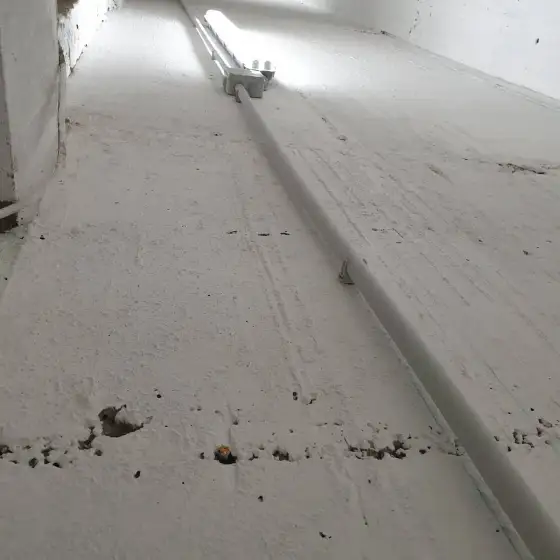 Tuba dhe kabllo elektrikë të shtruar në ambient në ndërtim