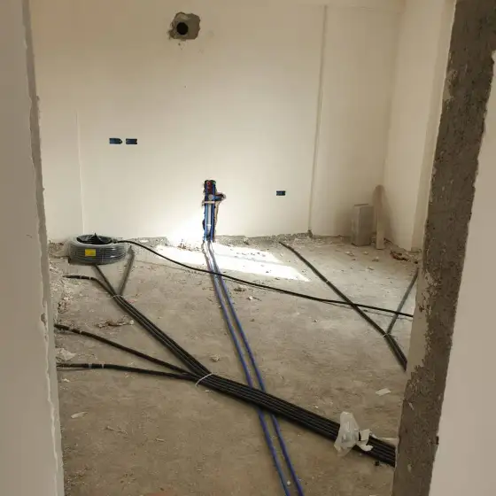 Tuba dhe kabllo elektrikë të shtruar në ambient në ndërtim