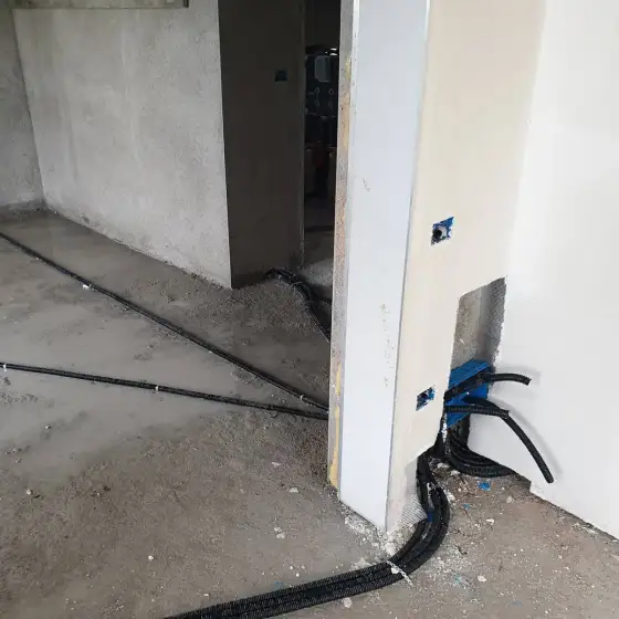 Kabllo dhe tuba elektrikë të vendosur në ndërtesë, para mbylljes së mureve ose dyshemesë