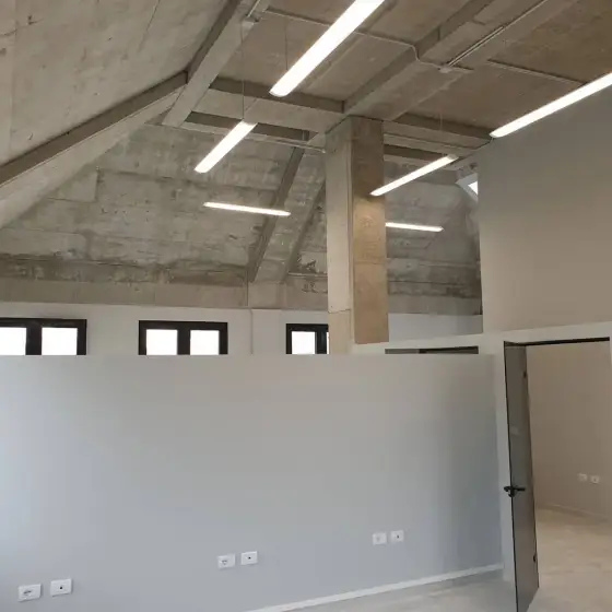 Ndriçim i montuar në një ambient të brendshëm