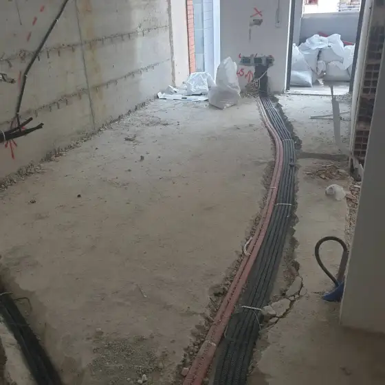 Tuba dhe kabllo elektrikë të shtruar në ambient në ndërtim