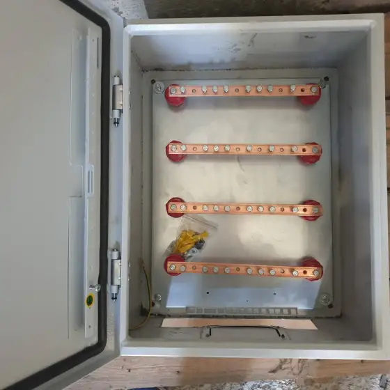 Panel elektrik me siguresa dhe pajisje mbrojtjeje