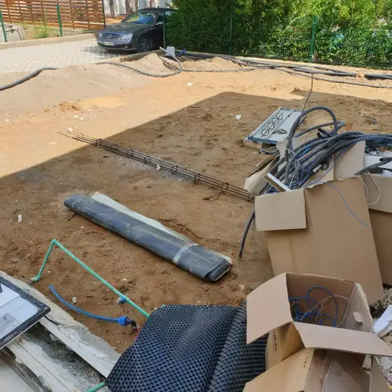 Kabllo dhe tuba elektrikë të vendosur në ndërtesë, para mbylljes së mureve ose dyshemesë