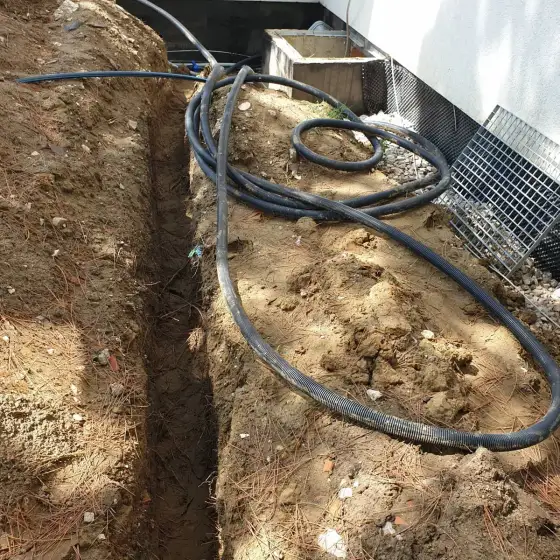 Kabllo dhe tuba elektrikë të vendosur në ndërtesë, para mbylljes së mureve ose dyshemesë