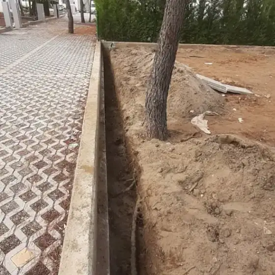 Kabllo dhe tuba elektrikë të vendosur në ndërtesë, para mbylljes së mureve ose dyshemesë