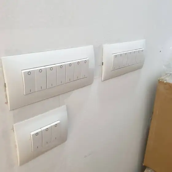 Prizë dhe çelës të montuar në mur
