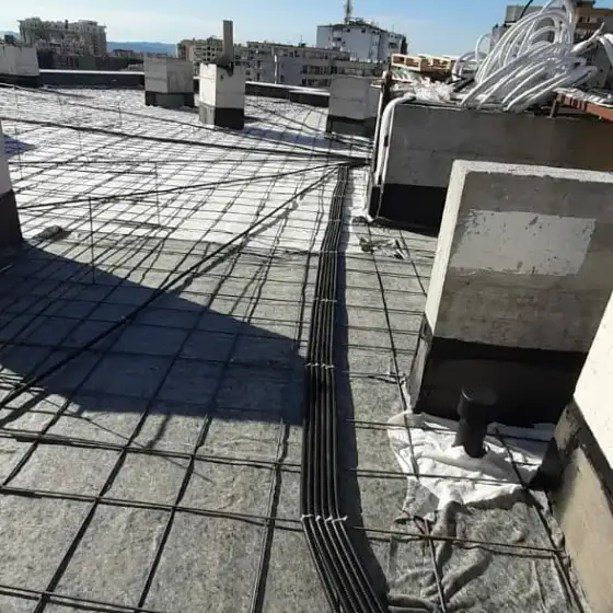 Kabllo dhe tuba elektrikë të vendosur në ndërtesë, para mbylljes së mureve ose dyshemesë
