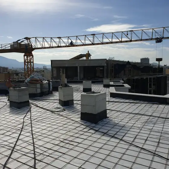 Kabllo dhe tuba elektrikë të vendosur jashtë ndërtesës