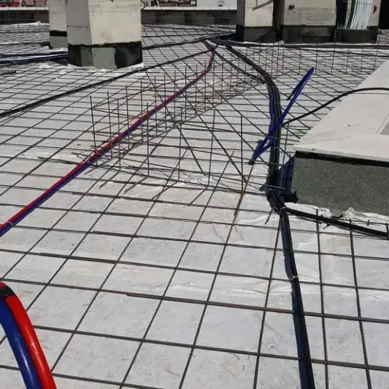 Kabllo dhe tuba elektrikë të vendosur në ndërtesë, para mbylljes së mureve ose dyshemesë