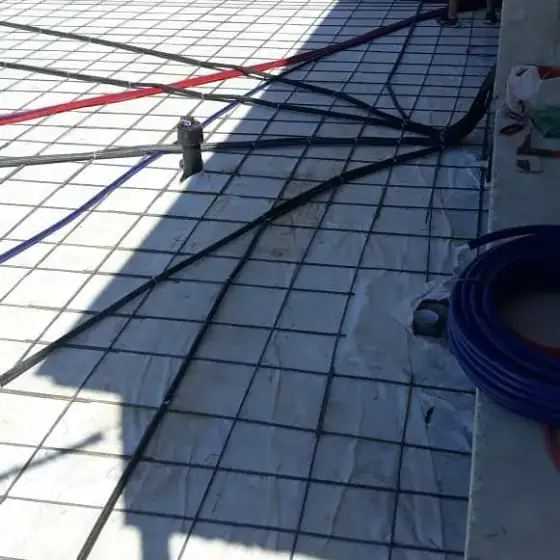Kabllo dhe tuba elektrikë të vendosur në ndërtesë, para mbylljes së mureve ose dyshemesë