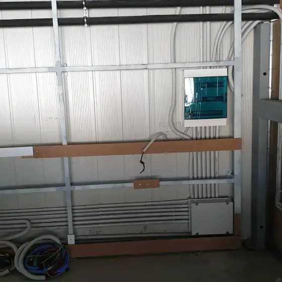 Kabllo dhe tuba elektrikë të vendosur në ndërtesë, para mbylljes së mureve ose dyshemesë