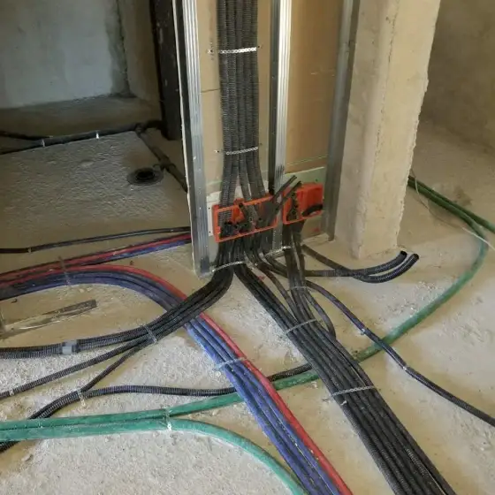 Kabllo dhe tuba elektrikë të vendosur në ndërtesë, para mbylljes së mureve ose dyshemesë