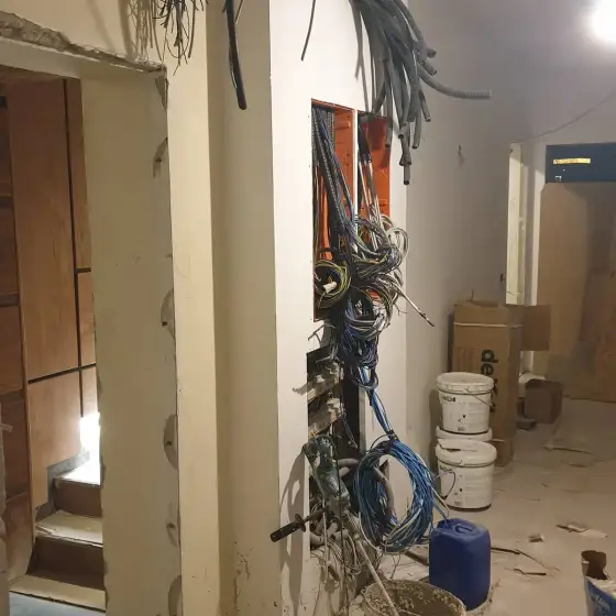 Kabllo dhe tuba elektrikë të vendosur në ndërtesë, para mbylljes së mureve ose dyshemesë